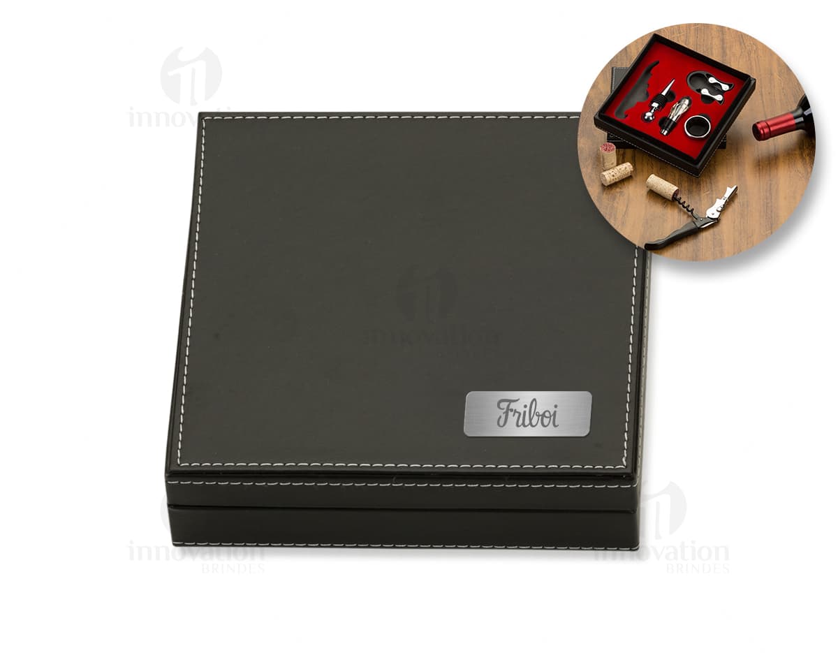 Kit vinho 5 peças de luxo em couro para negócios. Ideal para armazenar garrafas e acessórios com estilo e elegância. Perfeito para viagens ou presentear. Acompanha bolsa exclusiva. Aproveite!