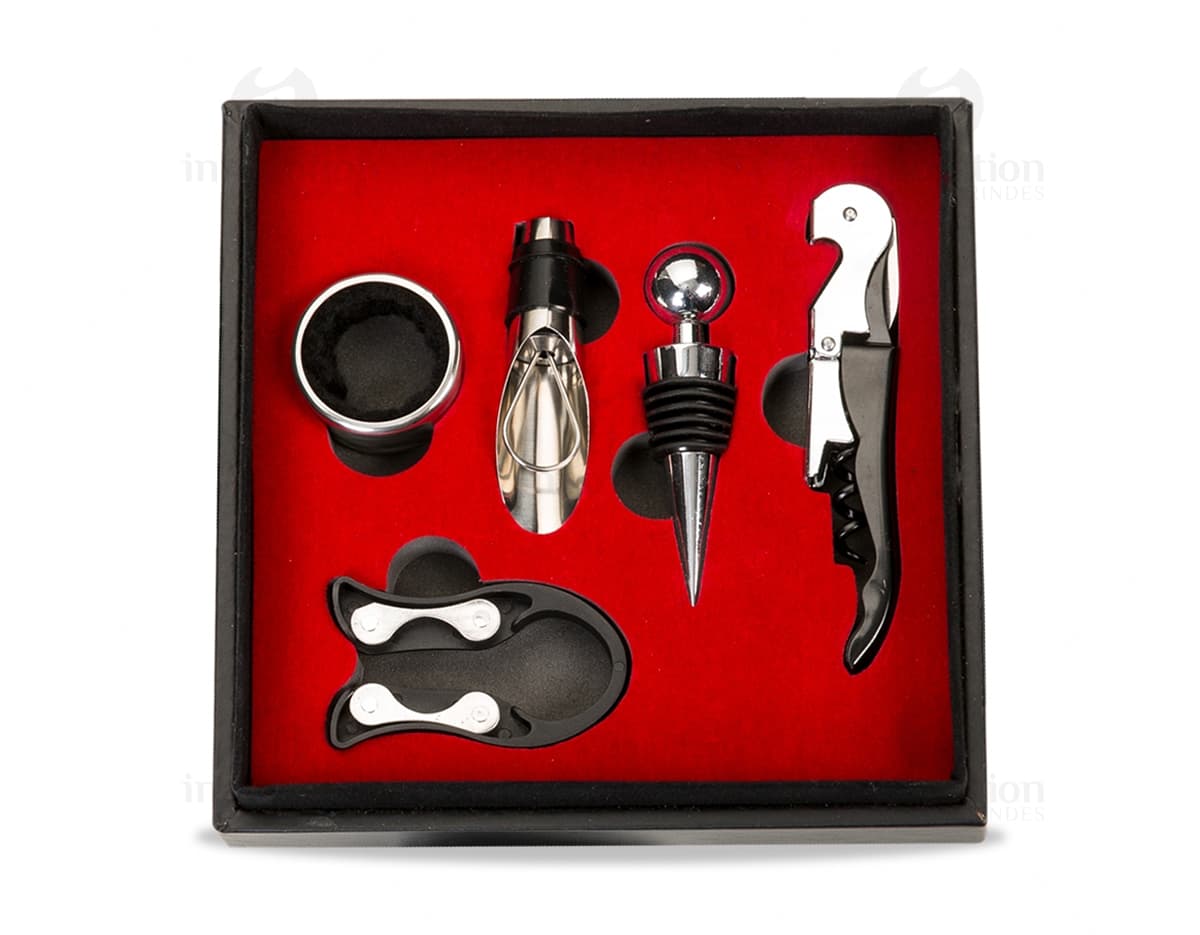 Kit vinho de luxo 5 peças em couro para os amantes da boa bebida. Perfeito para presentear ou desfrutar momentos especiais. Mantenha suas garrafas e acessórios sempre organizados com esse elegante conjunto. Ideal para viagens ou para uso em casa. Adquira o seu e desfrute da sofisticação e praticidade que esse kit proporciona. Um item indispensável para os apreciadores de vinho. Aproveite!