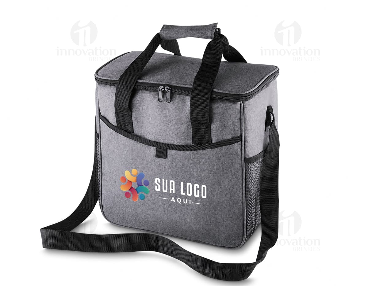 Bolsa térmica de 16 litros em couro sintético e nylon, perfeita para viagens ou compras. Design elegante e retro, acompanha alça ajustável e zíper resistente. Mantenha seus alimentos frescos por mais tempo com estilo e praticidade. Ideal para quem busca um acessório sofisticado e funcional para seu dia a dia. Compre já e desfrute de mais conforto em suas jornadas!