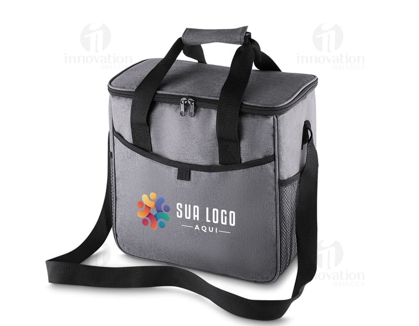 Bolsa térmica de 16 litros em couro sintético e nylon, perfeita para viagens ou compras. Design elegante e retro, acompanha alça ajustável e zíper resistente. Mantenha seus alimentos frescos por mais tempo com estilo e praticidade. Ideal para quem busca um acessório sofisticado e funcional para seu dia a dia. Compre já e desfrute de mais conforto em suas jornadas!