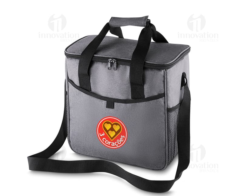Bolsa Térmica 16 Litros em couro sintético elegante e design retro, perfeita para viagens, compras ou passeios. Com alça ajustável e zíper, é ideal para manter seus alimentos e bebidas frescos por mais tempo. Um acessório prático e sofisticado para todas as ocasiões. Garanta já a sua!