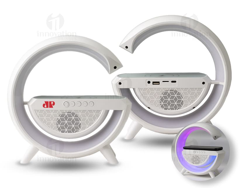 Caixa de som com carregador por indução é um aparelho metálico de alta tecnologia que conta com um design moderno e futurista. Possui acabamento em aço inoxidável, ícones de segurança como algemas e cadeado, além de elementos de justiça como balança e martelo. O dispositivo possui detalhes em ouro e prata, refletindo a ideia de riqueza e negócios. Inclui também uma combinação de letras e símbolos tipográficos, indicando um aspecto de digital e financeiro. O objeto é ideal para quem busca uma experiência de áudio premium, unindo tecnologia e elegância em um único produto.