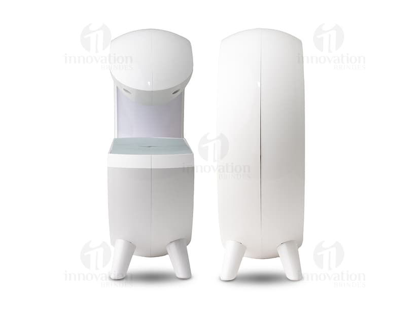 Caixa de som com carregador por indução é um aparelho metálico de alta tecnologia que conta com um design moderno e futurista. Possui acabamento em aço inoxidável, ícones de segurança como algemas e cadeado, além de elementos de justiça como balança e martelo. O dispositivo possui detalhes em ouro e prata, refletindo a ideia de riqueza e negócios. Inclui também uma combinação de letras e símbolos tipográficos, indicando um aspecto de digital e financeiro. O objeto é ideal para quem busca uma experiência de áudio premium, unindo tecnologia e elegância em um único produto.