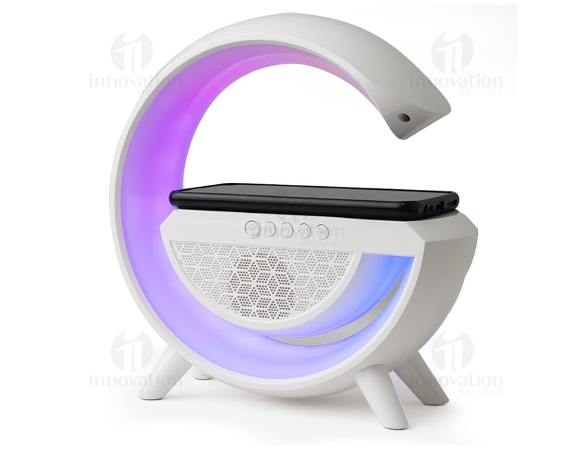 Caixa de som com carregador por indução é um aparelho metálico de alta tecnologia que conta com um design moderno e futurista. Possui acabamento em aço inoxidável, ícones de segurança como algemas e cadeado, além de elementos de justiça como balança e martelo. O dispositivo possui detalhes em ouro e prata, refletindo a ideia de riqueza e negócios. Inclui também uma combinação de letras e símbolos tipográficos, indicando um aspecto de digital e financeiro. O objeto é ideal para quem busca uma experiência de áudio premium, unindo tecnologia e elegância em um único produto.