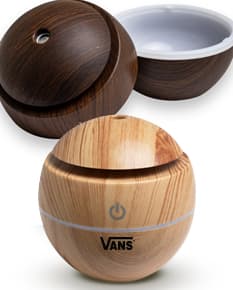 Mini umidificador em formato de bola, design moderno e compacto. Perfeito para seu desktop, mantendo o ambiente hidratado e fresco. Ideal para uso em casa, escritório ou viagens. Aproveite a ilustração com reflexo e brilho para decorar seu espaço. Não perca a chance de adquirir este brinde incrível!