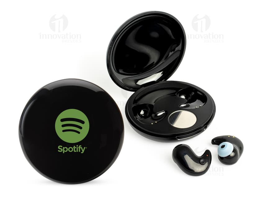 Fone bluetooth com case e display, design moderno em metal prateado e dourado com anéis brilhantes, conjunto de objetos tecnológicos e mecânicos, símbolo de negócios e romance, botões e símbolos em forma de círculo, dispositivo de alta tecnologia para casais casados, reflexo brilhante e sombras em close-up.