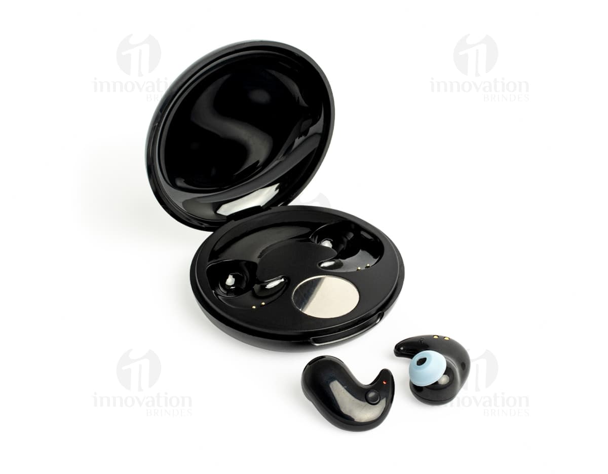 Fone bluetooth com case e display, design moderno em metal prateado e dourado com anéis brilhantes, conjunto de objetos tecnológicos e mecânicos, símbolo de negócios e romance, botões e símbolos em forma de círculo, dispositivo de alta tecnologia para casais casados, reflexo brilhante e sombras em close-up.
