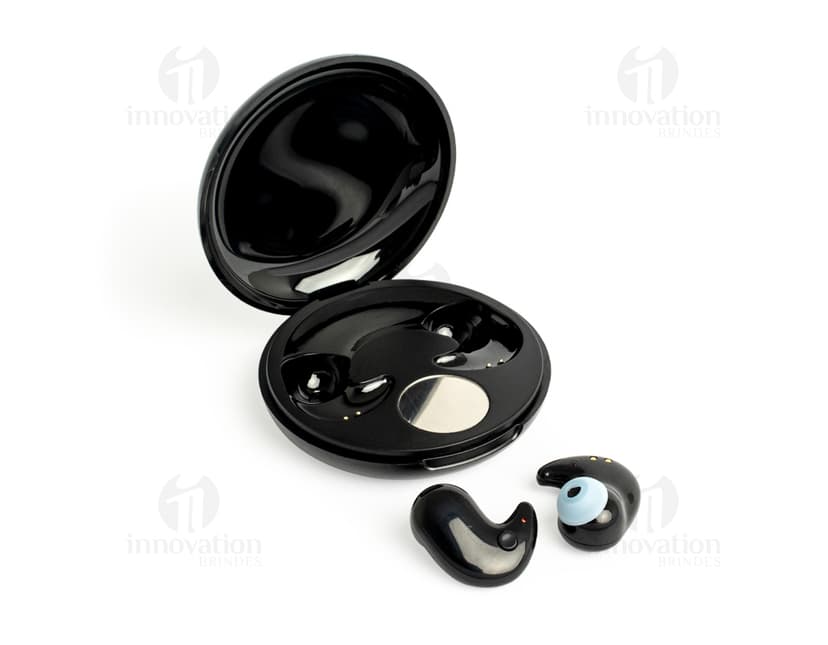 Fone bluetooth com case e display, design moderno em metal prateado e dourado com anéis brilhantes, conjunto de objetos tecnológicos e mecânicos, símbolo de negócios e romance, botões e símbolos em forma de círculo, dispositivo de alta tecnologia para casais casados, reflexo brilhante e sombras em close-up.