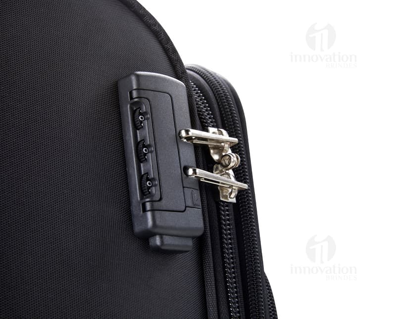 Mala de Bordo 30 Litros em design moderno e resistente, feita de couro e metal. Possui alça e rodinhas para facilitar o transporte. Ideal para viagens de negócios e armazenamento de equipamentos eletrônicos.