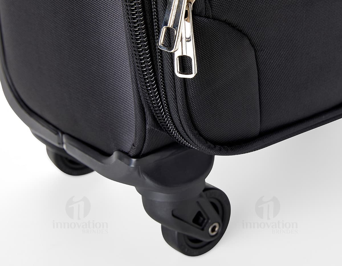 Mala de Bordo 30 Litros em design moderno e resistente, feita de couro e metal. Possui alça e rodinhas para facilitar o transporte. Ideal para viagens de negócios e armazenamento de equipamentos eletrônicos.