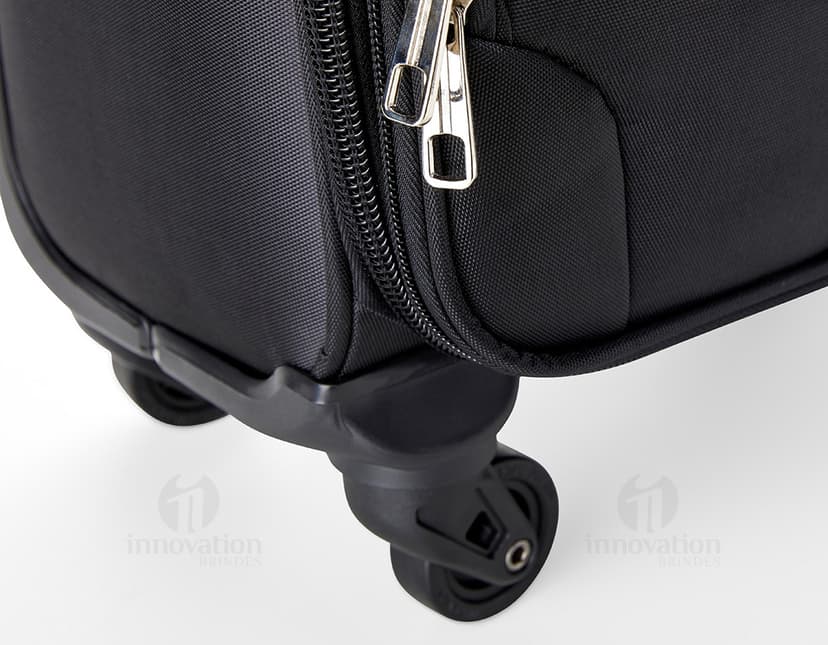 Mala de Bordo 30 Litros em design moderno e resistente, feita de couro e metal. Possui alça e rodinhas para facilitar o transporte. Ideal para viagens de negócios e armazenamento de equipamentos eletrônicos.