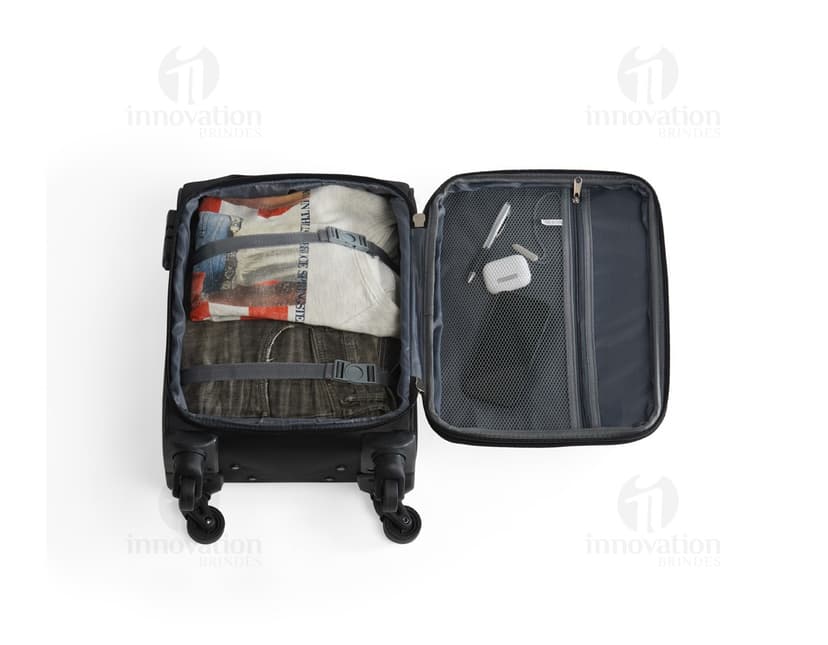 Mala de Bordo 30 Litros em design moderno e resistente, feita de couro e metal. Possui alça e rodinhas para facilitar o transporte. Ideal para viagens de negócios e armazenamento de equipamentos eletrônicos.