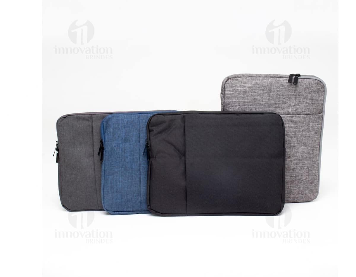 Pasta de couro preta para tablet e notebook 14, com fivela de metal, estilo moderno e elegante. Ideal para transporte e armazenamento de dispositivos e acessórios.