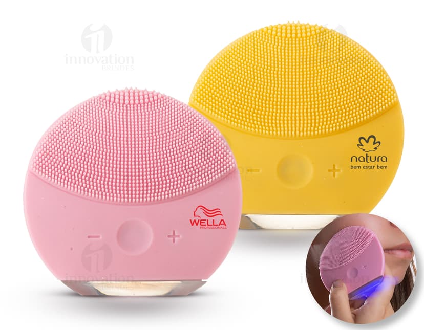 Massageador e Limpador Facial Elétrico em fundo preto, equipamento de tecnologia moderna com design eletrônico. O aparelho contém botões de controle, conexões para carregamento, e é um acessório profissional para cuidados com a pele.