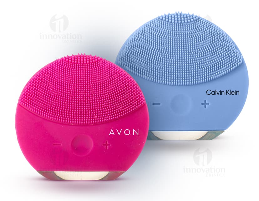 Massageador e Limpador Facial Elétrico em fundo preto, equipamento de tecnologia moderna com design eletrônico. O aparelho contém botões de controle, conexões para carregamento, e é um acessório profissional para cuidados com a pele.