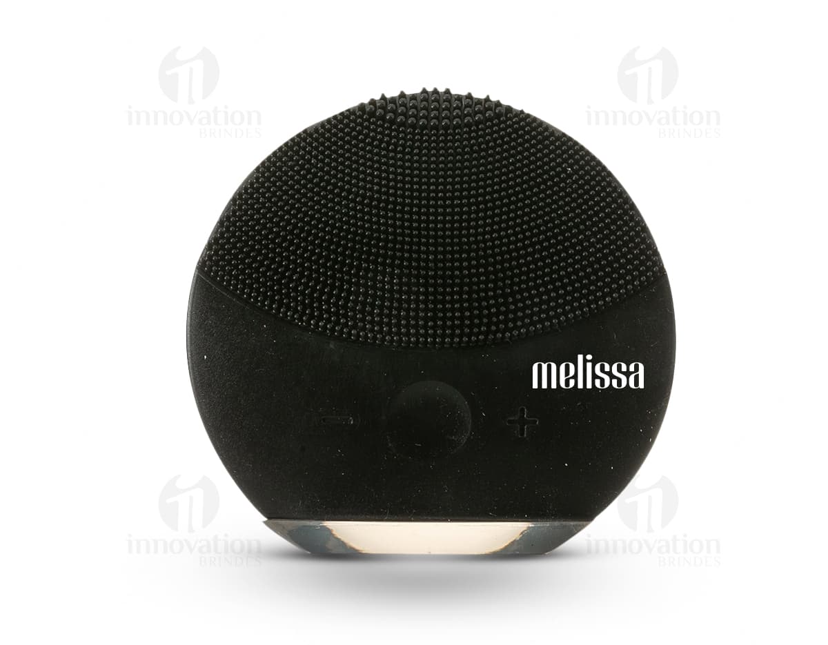 Massageador e Limpador Facial Elétrico em fundo preto, equipamento de tecnologia moderna com design eletrônico. O aparelho contém botões de controle, conexões para carregamento, e é um acessório profissional para cuidados com a pele.