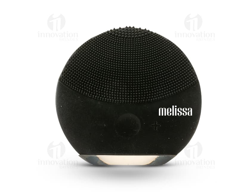 Massageador e Limpador Facial Elétrico em fundo preto, equipamento de tecnologia moderna com design eletrônico. O aparelho contém botões de controle, conexões para carregamento, e é um acessório profissional para cuidados com a pele.
