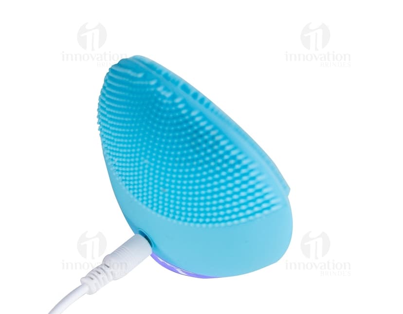 Massageador e Limpador Facial Elétrico em fundo preto, equipamento de tecnologia moderna com design eletrônico. O aparelho contém botões de controle, conexões para carregamento, e é um acessório profissional para cuidados com a pele.