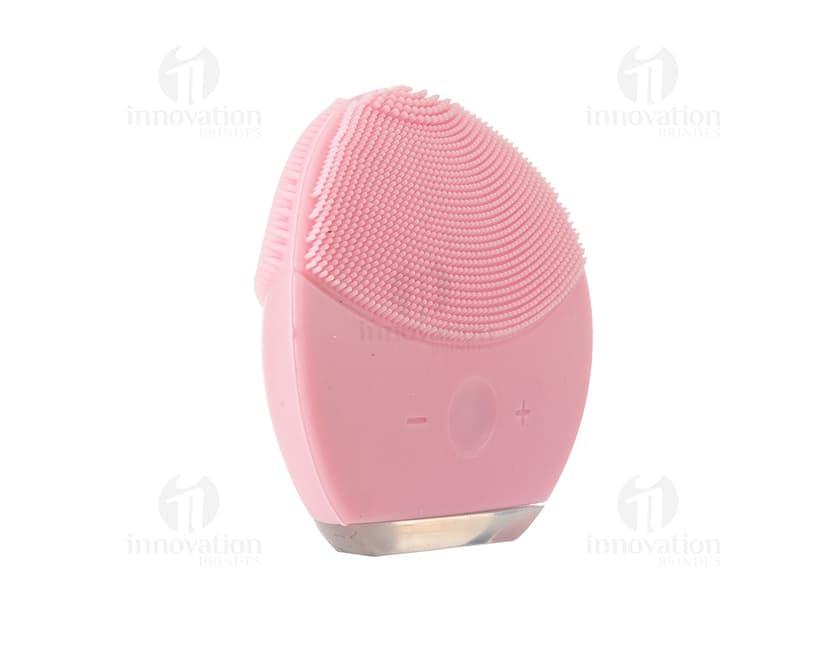 Massageador e Limpador Facial Elétrico em fundo preto, equipamento de tecnologia moderna com design eletrônico. O aparelho contém botões de controle, conexões para carregamento, e é um acessório profissional para cuidados com a pele.