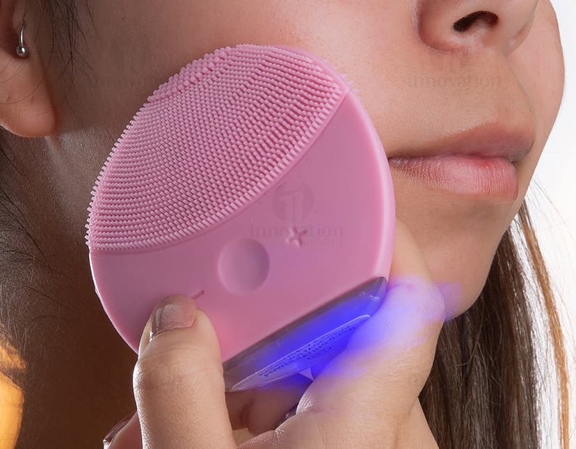 Massageador e Limpador Facial Elétrico em fundo preto, equipamento de tecnologia moderna com design eletrônico. O aparelho contém botões de controle, conexões para carregamento, e é um acessório profissional para cuidados com a pele.