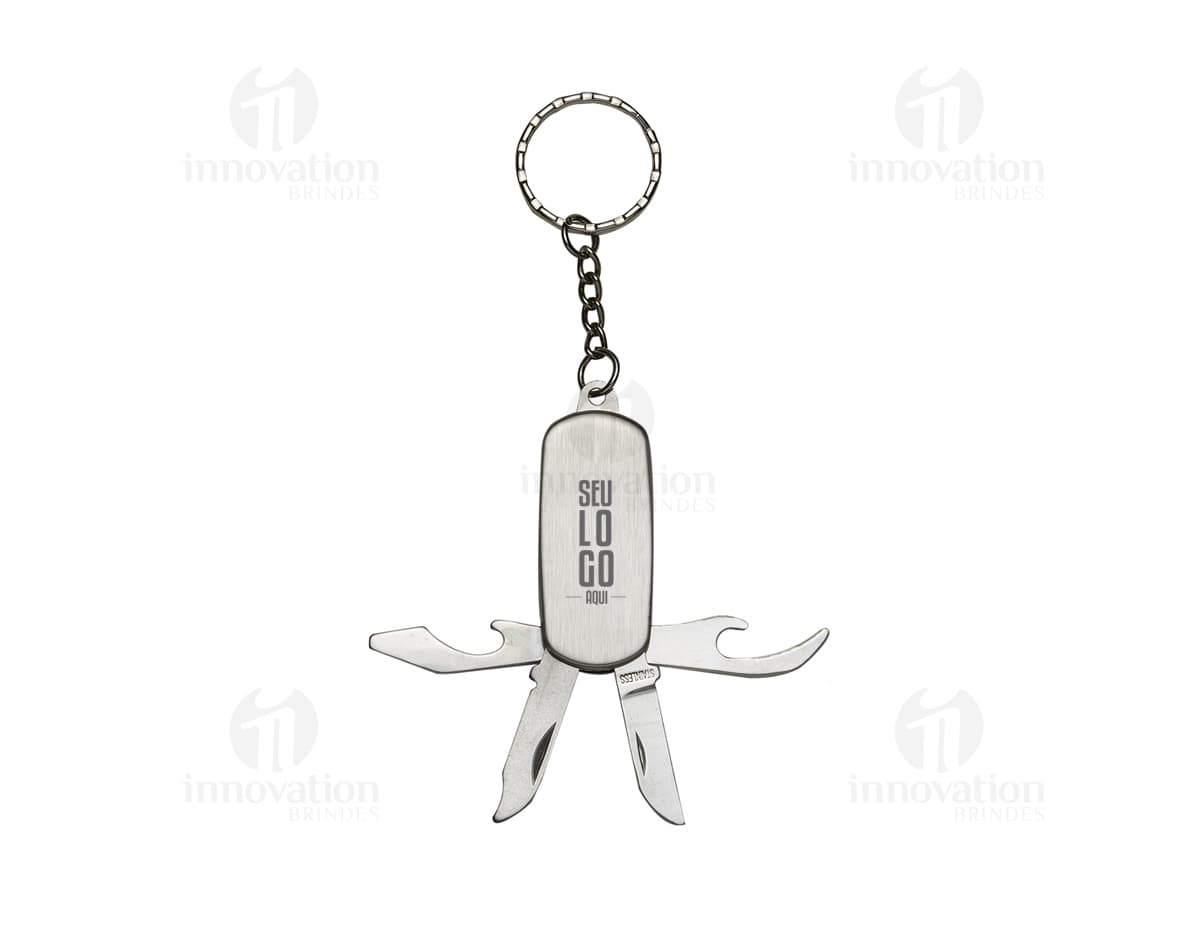 Chaveiro de metal com design elegante e funcional, contendo um canivete com 4 funções. Com detalhes em prata e ouro, ele serve como um acessório de luxo e estilo. Ideal para presentear em ocasiões especiais, como o Dia dos Namorados. Seu formato de coração e pedras preciosas o tornam um adorno romântico e sofisticado.