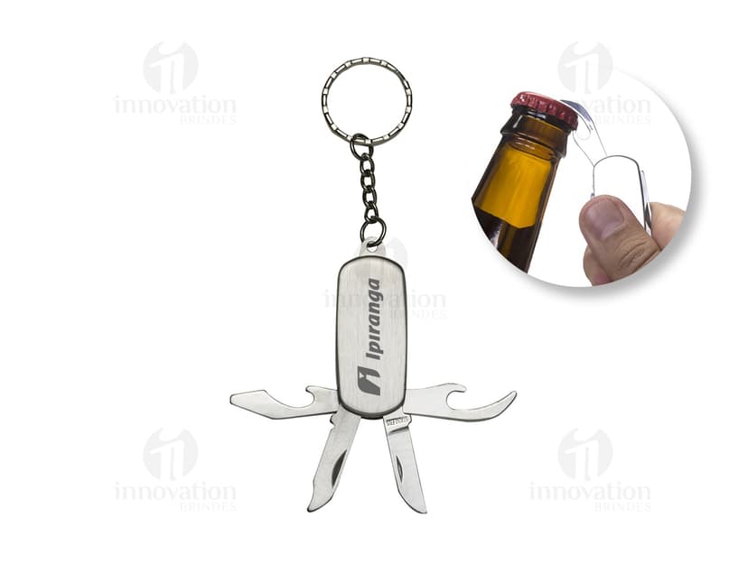 Chaveiro de metal com design elegante e funcional, contendo um canivete com 4 funções. Com detalhes em prata e ouro, ele serve como um acessório de luxo e estilo. Ideal para presentear em ocasiões especiais, como o Dia dos Namorados. Seu formato de coração e pedras preciosas o tornam um adorno romântico e sofisticado.