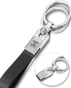 Chaveiro metal couro 2 argolas para garantir a segurança de suas chaves. Feito de aço inoxidável e couro, este elegante chaveiro oferece praticidade e estilo. Ideal para quem busca sofisticação e durabilidade. Adquira já o seu! Ideal para presentear ou utilizar no dia a dia. Nunca mais perca suas chaves com esse incrível chaveiro de metal.