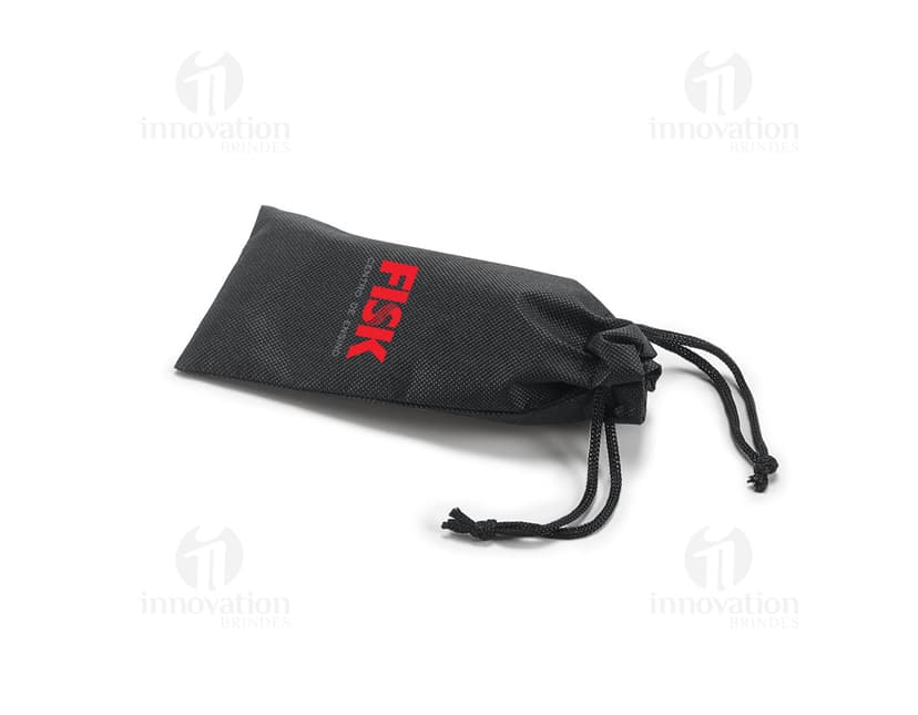 Bolsa para óculos preta de couro, com fecho de cordão e detalhes em metal. Contém etiqueta vazia e etiqueta de preço.