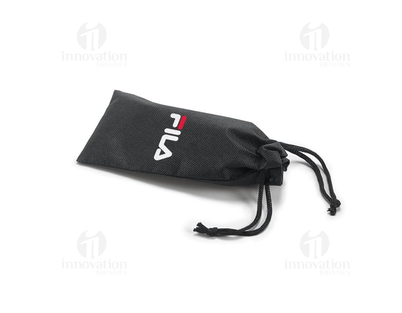 Bolsa para óculos preta de couro, com fecho de cordão e detalhes em metal. Contém etiqueta vazia e etiqueta de preço.