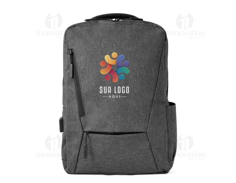 Mochila para notebook 15.6" em 900D preta de couro, com fecho em metal prateado, alça de mão e alças ajustáveis para as costas. Perfeita para guardar e transportar seu dispositivo tecnológico com segurança e estilo. Ideal para viagens de negócios ou uso diário no escritório.