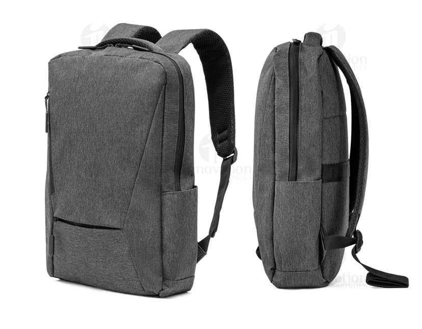 Mochila para notebook 15.6" em 900D preta de couro, com fecho em metal prateado, alça de mão e alças ajustáveis para as costas. Perfeita para guardar e transportar seu dispositivo tecnológico com segurança e estilo. Ideal para viagens de negócios ou uso diário no escritório.