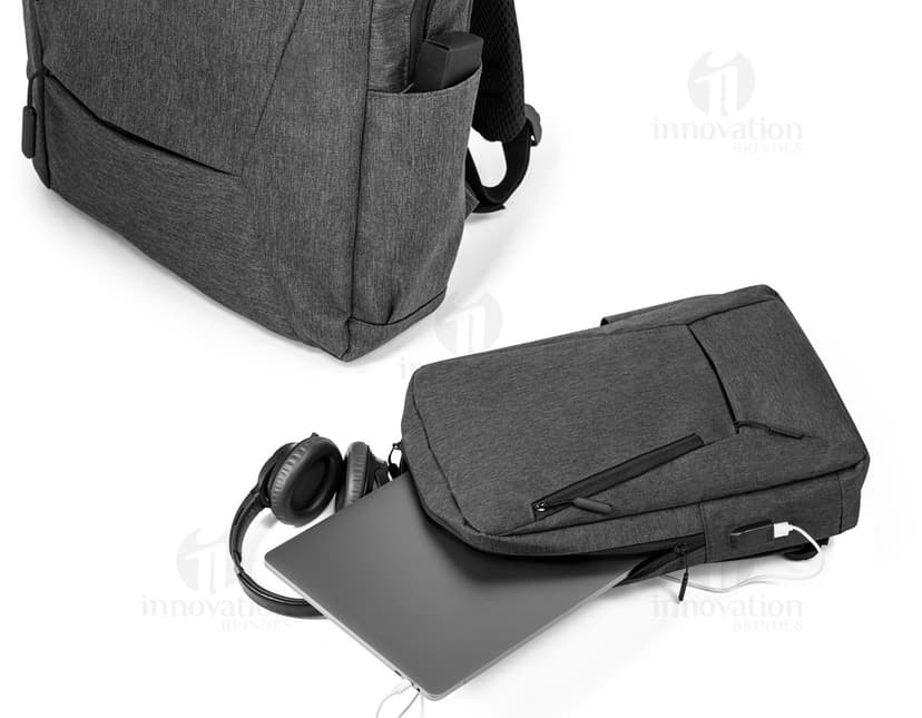 Mochila para notebook 15.6" em 900D preta de couro, com fecho em metal prateado, alça de mão e alças ajustáveis para as costas. Perfeita para guardar e transportar seu dispositivo tecnológico com segurança e estilo. Ideal para viagens de negócios ou uso diário no escritório.
