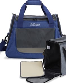 Bolsa em oxford para pets com bolso lateral, em cor marrom e fecho de zipper. Perfeita para transportar de forma segura e elegante os pertences do seu animal de estimação durante viagens ou passeios.