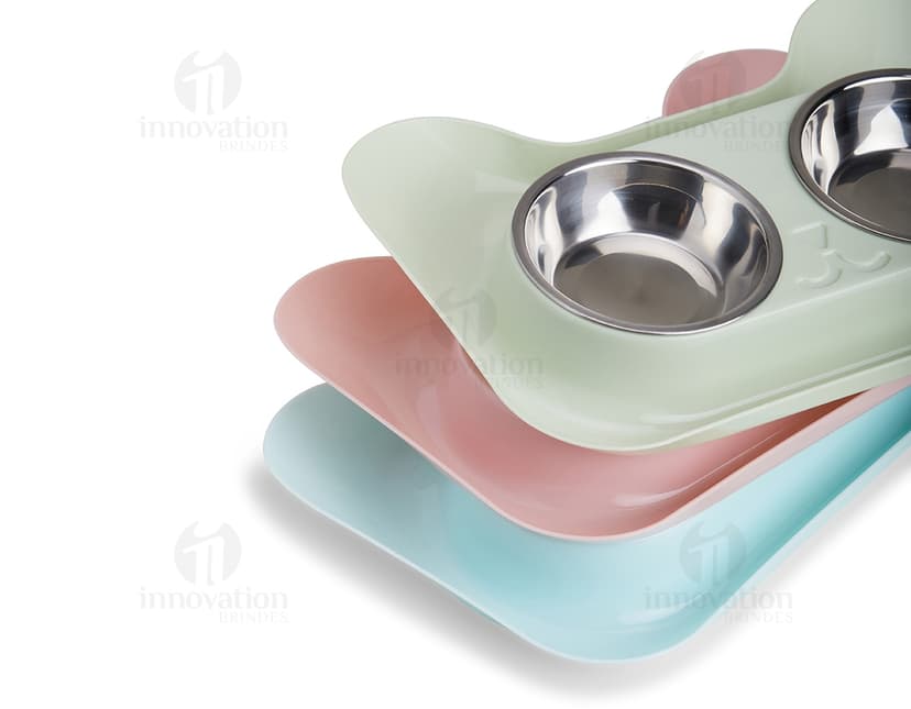 Tigela de aço inoxidável para animais com design moderno e brilhante, feita de metal prateado e circular. A imagem mostra uma tigela vazia com reflexos, adequada para uso em ambientes internos e externos.