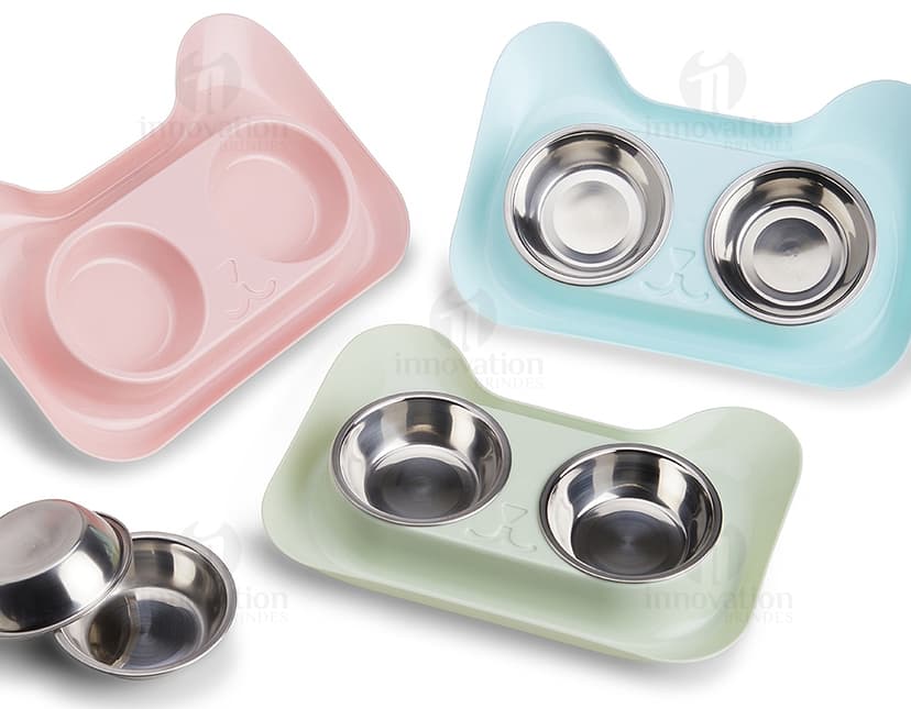 Tigela de aço inoxidável para animais com design moderno e brilhante, feita de metal prateado e circular. A imagem mostra uma tigela vazia com reflexos, adequada para uso em ambientes internos e externos.