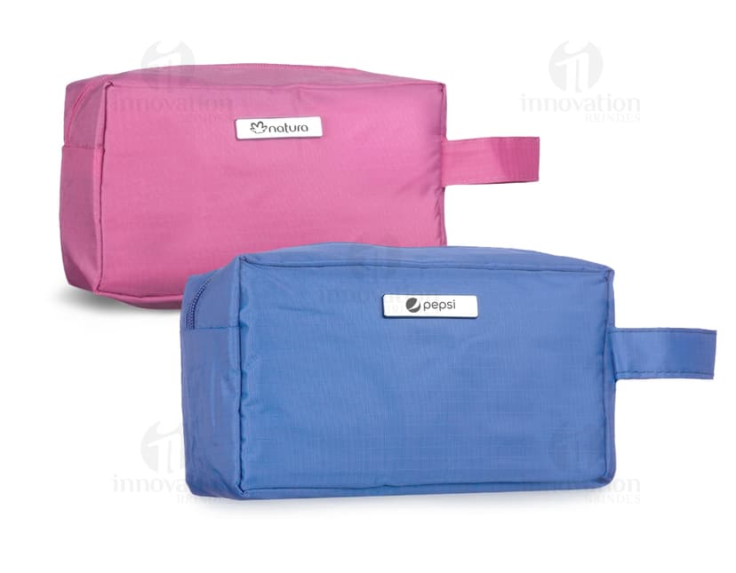 Nécessaire PVC impermeável preta para viagem e negócios - Ideal para armazenar documentos, dinheiro e acessórios de forma segura. Moderna e elegante, a nécessaire é o item perfeito para quem busca praticidade e estilo em suas viagens e compromissos profissionais. Ótima opção de presente! Confira já!