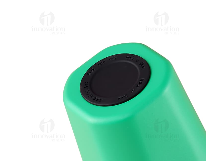 Bottle de metal prateado, item de higiene pessoal com capacidade de 350ml.