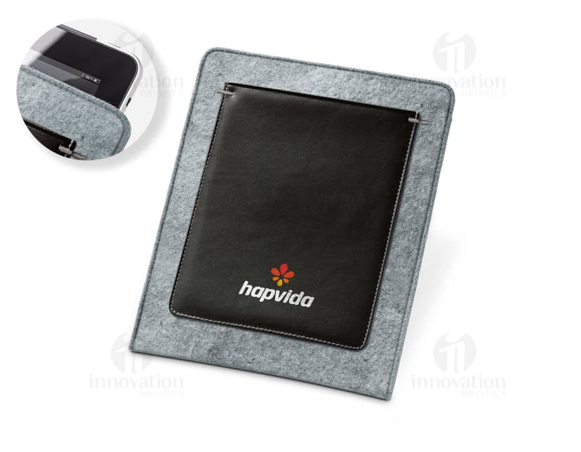Bolsa de couro preta para tablet - Acessório elegante e funcional para proteger seu tablet. Ideal para reuniões de negócios e aulas, proporcionando praticidade e estilo. Aproveite para organizar seus documentos e objetos de forma segura. Seu design moderno garante sucesso em qualquer ocasião. Adquira já!