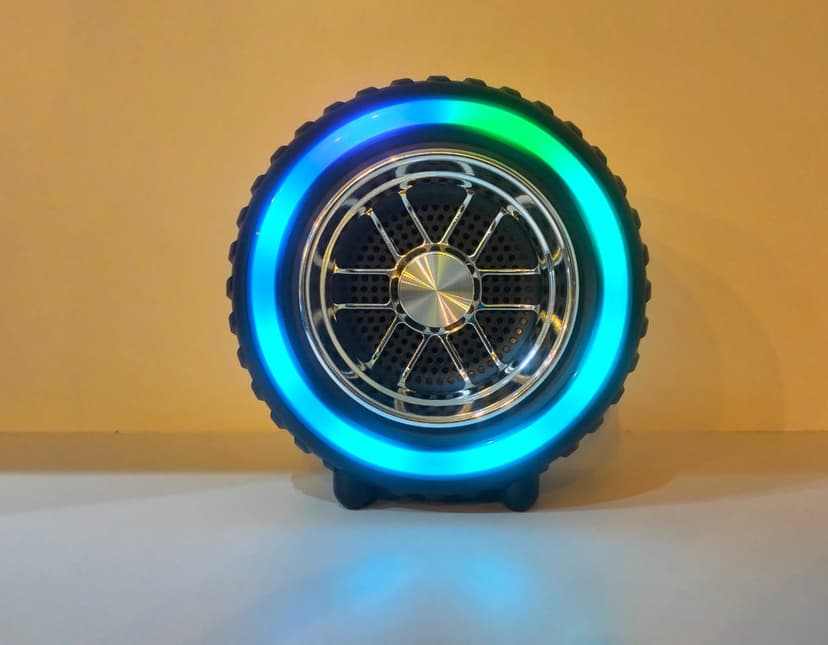 Caixa de Som Multimídia com Luminária: Equipamento de alta qualidade que combina som potente e iluminação moderna para tornar sua experiência musical ainda mais especial. Perfeito para viagens, trilhas e momentos de relaxamento. Adquira já!