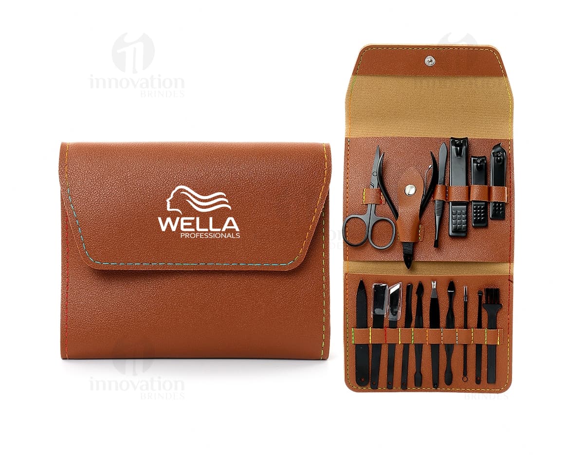 Kit Manicure 16 Peças - otimize seu tempo no escritório com este prático conjunto de ferramentas de manicure. Perfeito para manter suas unhas impecáveis enquanto trabalha. Este kit inclui tudo o que você precisa para um cuidado completo das mãos. Ideal para quem busca praticidade e eficiência. Adquira já o seu e tenha unhas perfeitas em todos os momentos.