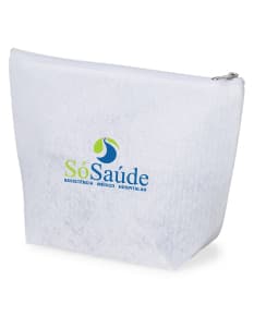 Envelope, container e papel de notepad em branco sobre uma mesa, ao lado de um caderno, folder, e bloco de notas vazio. Objeto de mensagem vazio em um escritório de negócios. Configuração de escritório com itens de papelaria e embalagem de presentes.