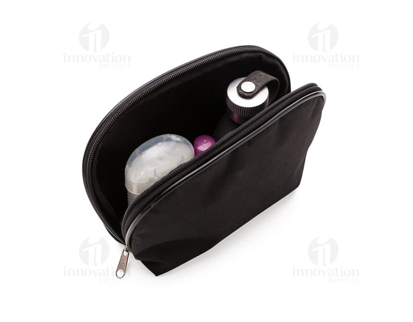 Nécessaire de Nylon preto com design de coração em metal, ideal para guardar acessórios e produtos de higiene pessoal.