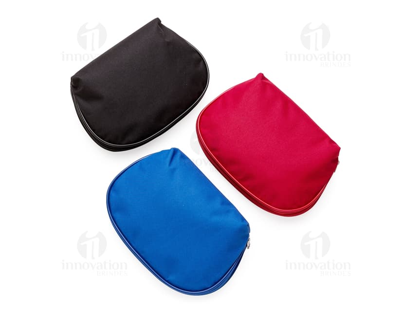Nécessaire de Nylon preto com design de coração em metal, ideal para guardar acessórios e produtos de higiene pessoal.
