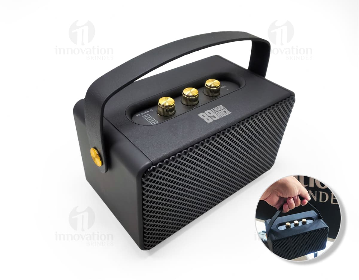 Caixa de som TWS multimídia com alça, equipamento eletrônico, dispositivo de projeção digital, antigo e retro, estilo vintage e vintage, feito de metal e plástico, com botões e dial para controle de áudio, bateria recarregável, conexão sem fio e cabo, design clássico e moderno, ideal para entretenimento e comunicação.