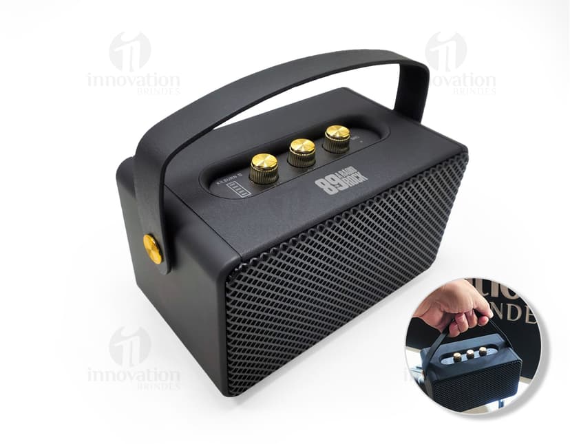 Caixa de som TWS multimídia com alça, equipamento eletrônico, dispositivo de projeção digital, antigo e retro, estilo vintage e vintage, feito de metal e plástico, com botões e dial para controle de áudio, bateria recarregável, conexão sem fio e cabo, design clássico e moderno, ideal para entretenimento e comunicação.