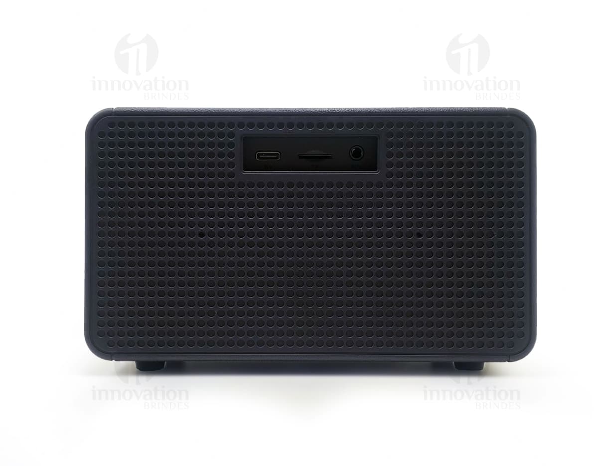 Caixa de som TWS multimídia com alça, equipamento eletrônico, dispositivo de projeção digital, antigo e retro, estilo vintage e vintage, feito de metal e plástico, com botões e dial para controle de áudio, bateria recarregável, conexão sem fio e cabo, design clássico e moderno, ideal para entretenimento e comunicação.
