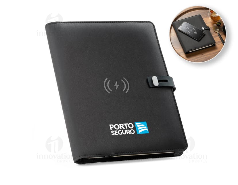 Pasta A5 em poliéster reciclado preta, ideal para armazenar dinheiro, documentos, objetos pessoais e tecnológicos. Possui compartimentos para guardar cartões, nota fiscal, crachá e outros pertences. Design moderno e resistente, perfeito para uso no escritório, reuniões de negócios ou no dia a dia.