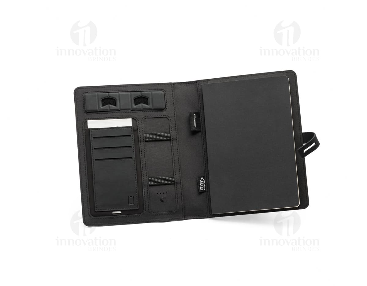 Pasta A5 em poliéster reciclado preta, ideal para armazenar dinheiro, documentos, objetos pessoais e tecnológicos. Possui compartimentos para guardar cartões, nota fiscal, crachá e outros pertences. Design moderno e resistente, perfeito para uso no escritório, reuniões de negócios ou no dia a dia.