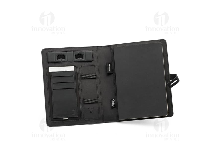 Pasta A5 em poliéster reciclado preta, ideal para armazenar dinheiro, documentos, objetos pessoais e tecnológicos. Possui compartimentos para guardar cartões, nota fiscal, crachá e outros pertences. Design moderno e resistente, perfeito para uso no escritório, reuniões de negócios ou no dia a dia.