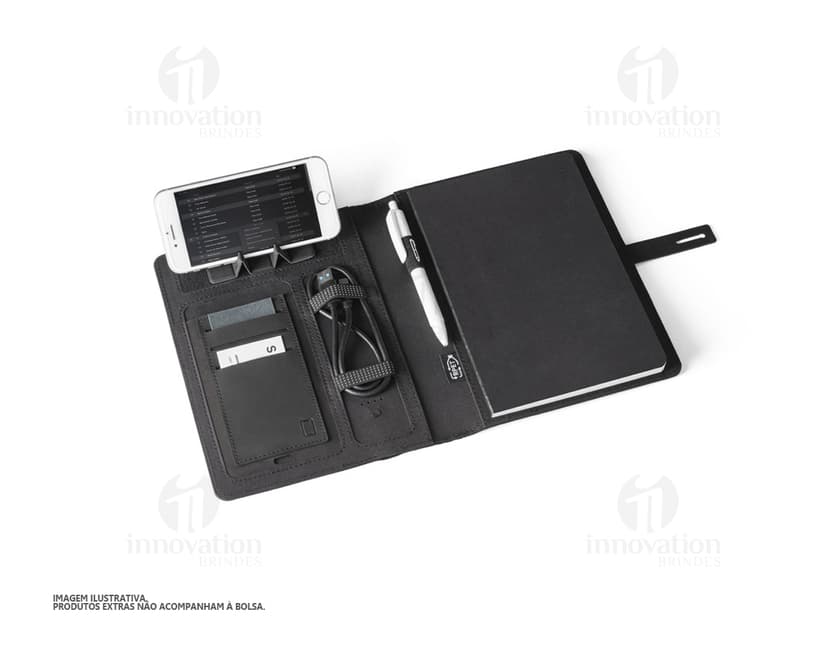 Pasta A5 em poliéster reciclado preta, ideal para armazenar dinheiro, documentos, objetos pessoais e tecnológicos. Possui compartimentos para guardar cartões, nota fiscal, crachá e outros pertences. Design moderno e resistente, perfeito para uso no escritório, reuniões de negócios ou no dia a dia.